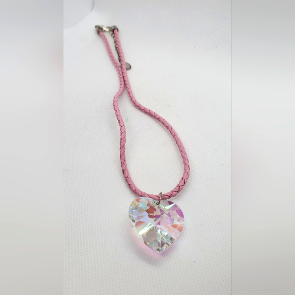 Necklace- Fashion crystal heart pendant in a faux leather cord pink - Picture 5 of 6